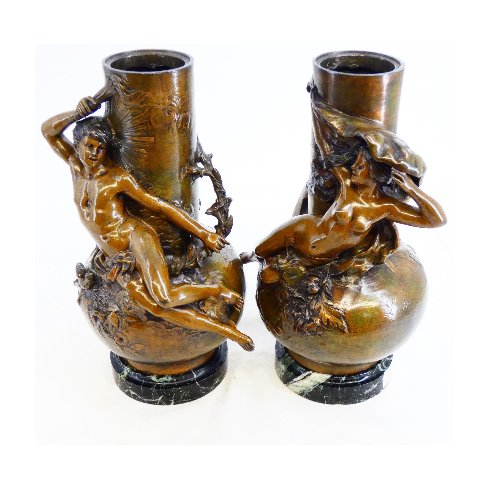Paire de Vases en Régule Signés sur Socle en Marbre Par Auguste MOREAU Paire de Vases en Régule Signés sur Socle en Marbre Par Auguste MOREAU