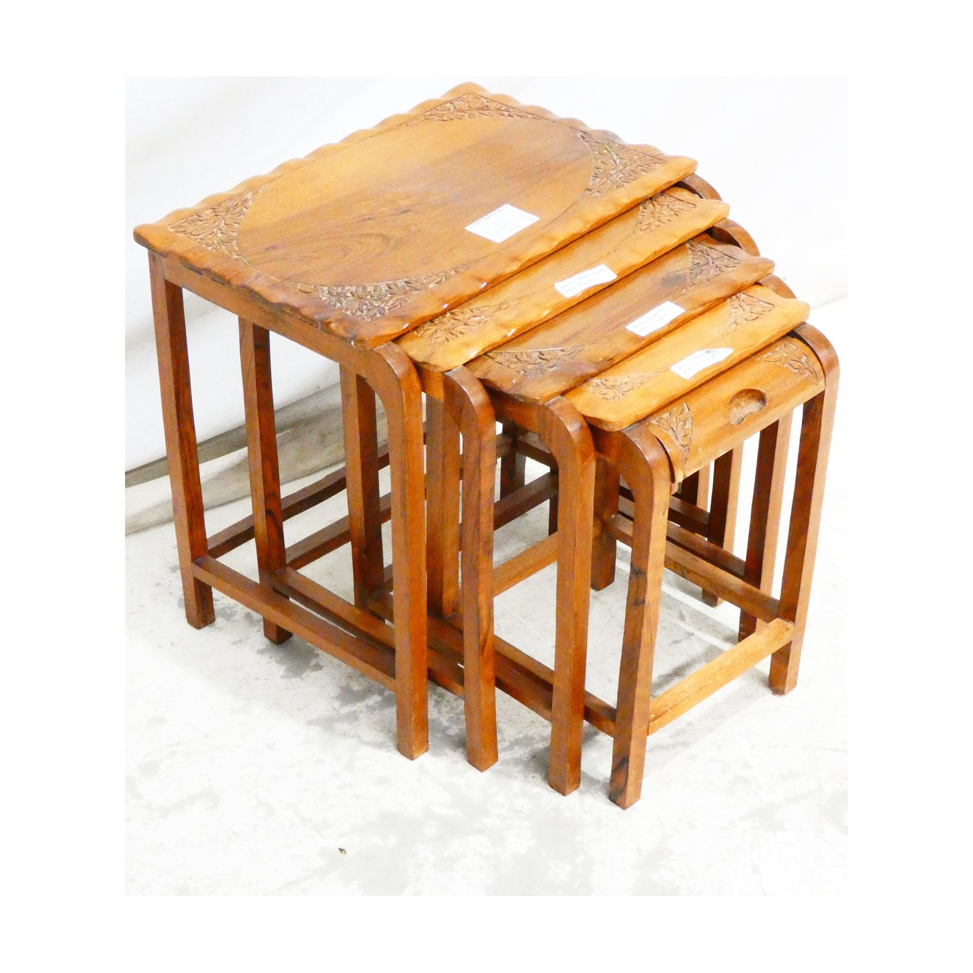 Série de 4 Tables Gigognes Sculptées Asie Série de 4 Tables Gigognes Sculptées Asie