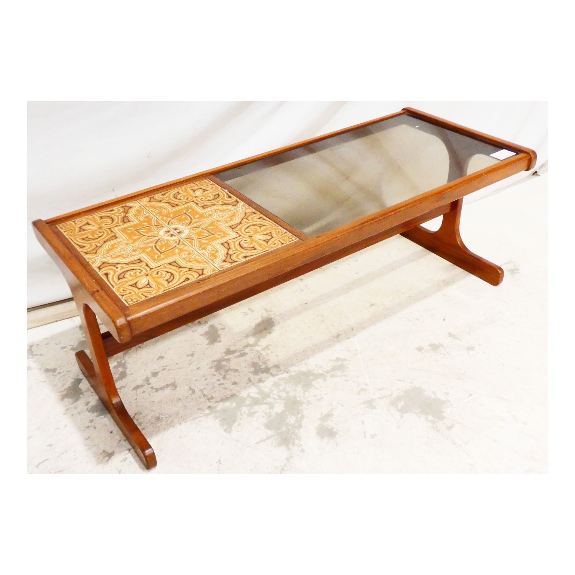 Table Basse Style Scandinave avec Dessus en Verre Fumé et Carrelée Table Basse Style Scandinave avec Dessus en Verre Fumé et Carrelée