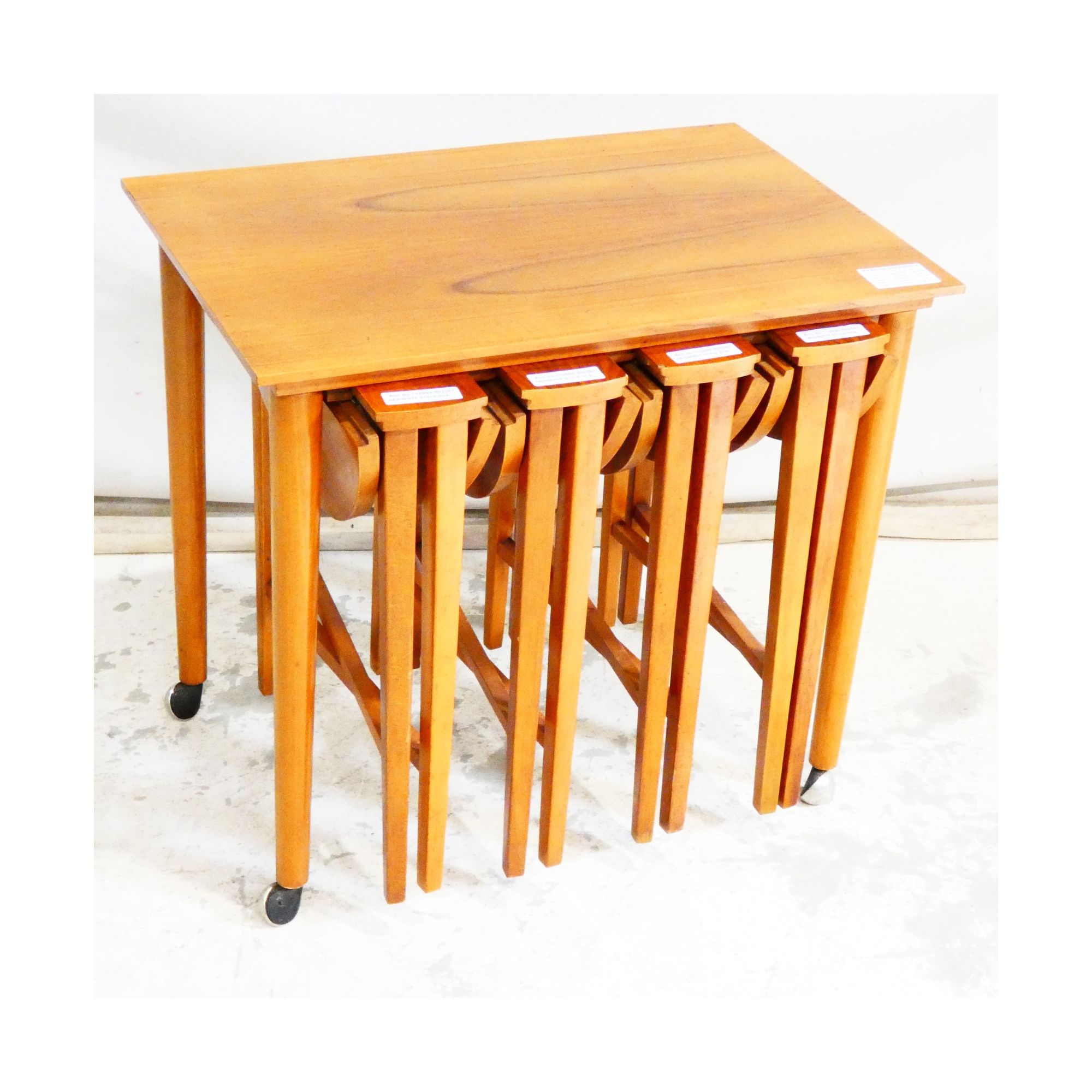 Desserte avec 4 Petites Table Gateleg Style Scandinave Desserte avec 4 Petites Table Gateleg Style Scandinave