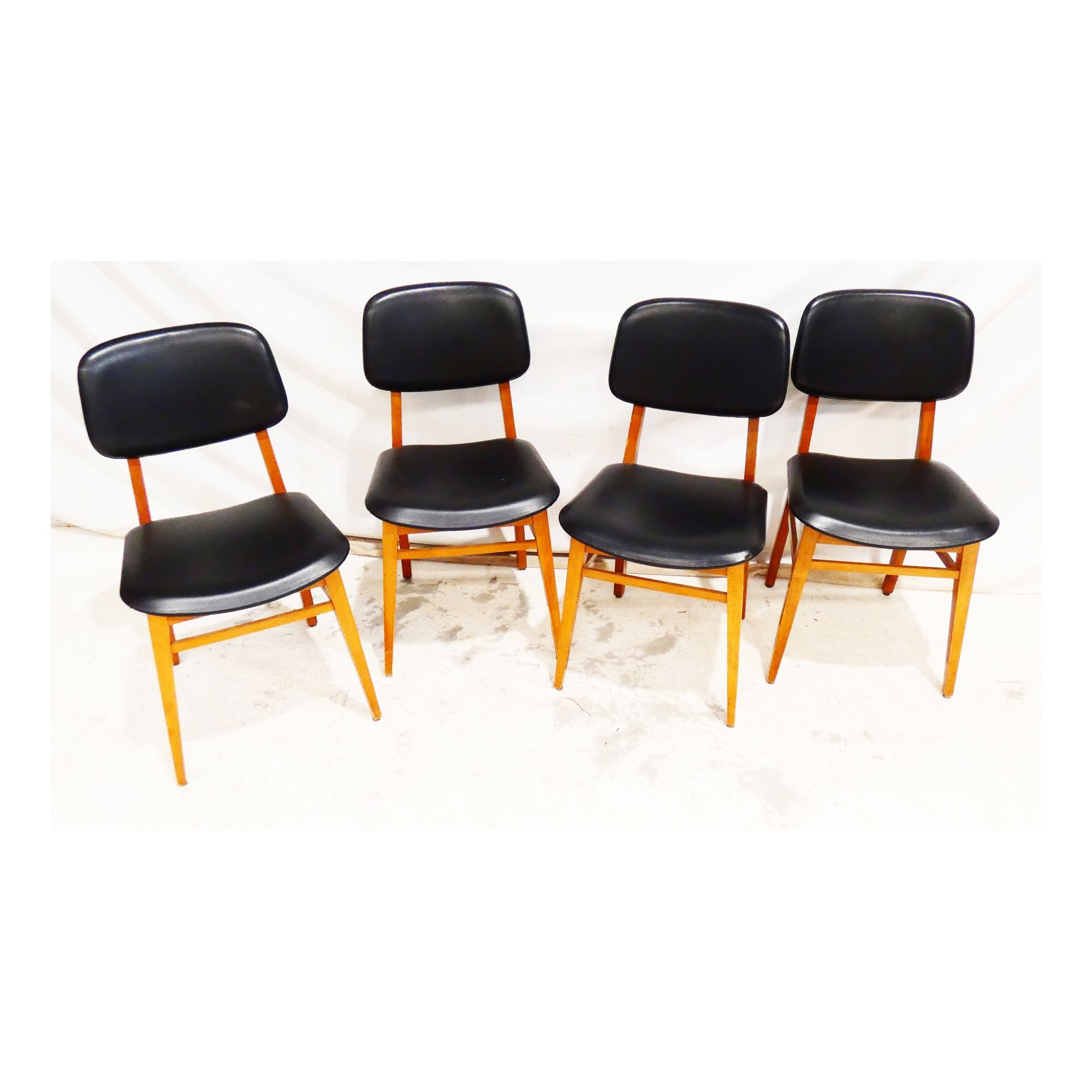 Série de 4 Chaises Style Scandinave en Skaï Noir Série de 4 Chaises Style Scandinave en Skaï Noir