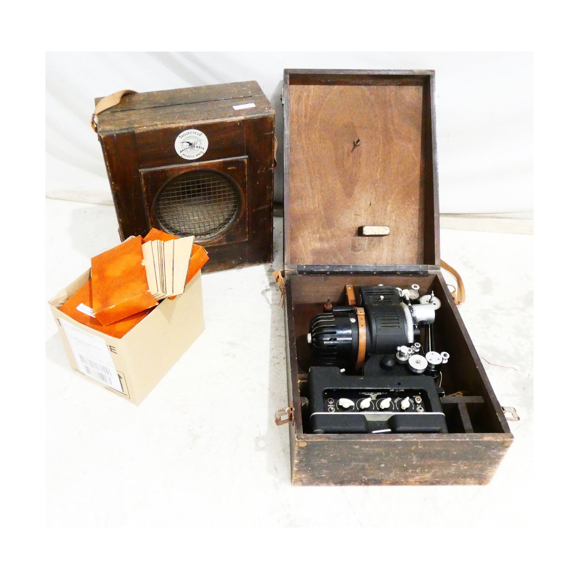Projecteur André de BRIE Modèle MB15 dans sa Boîte et 2 Accessoires Projecteur André de BRIE Modèle MB15 dans sa Boîte et 2 Accessoires