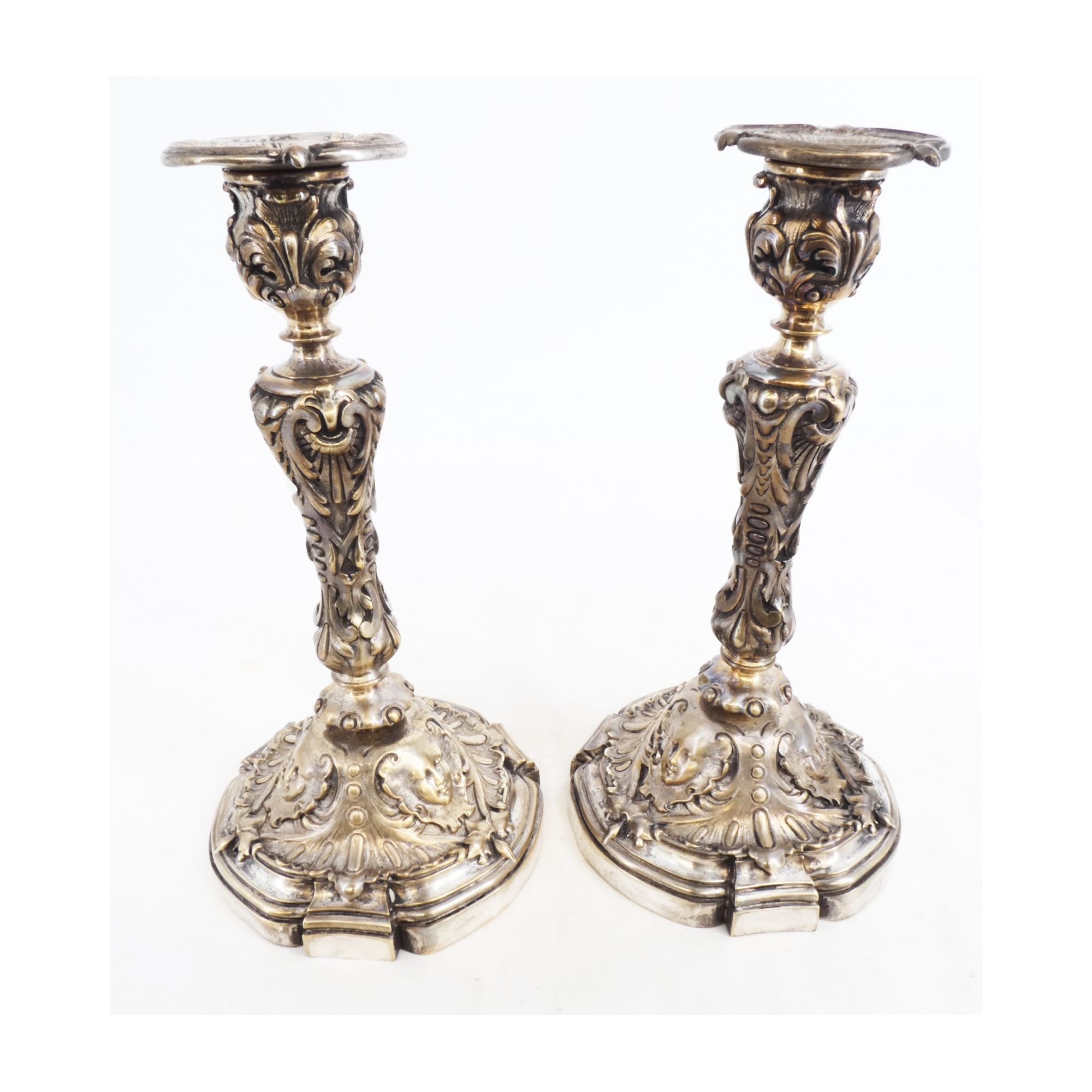 Paire de Bougeoirs en Bronze Argenté Paire de Bougeoirs en Bronze Argenté