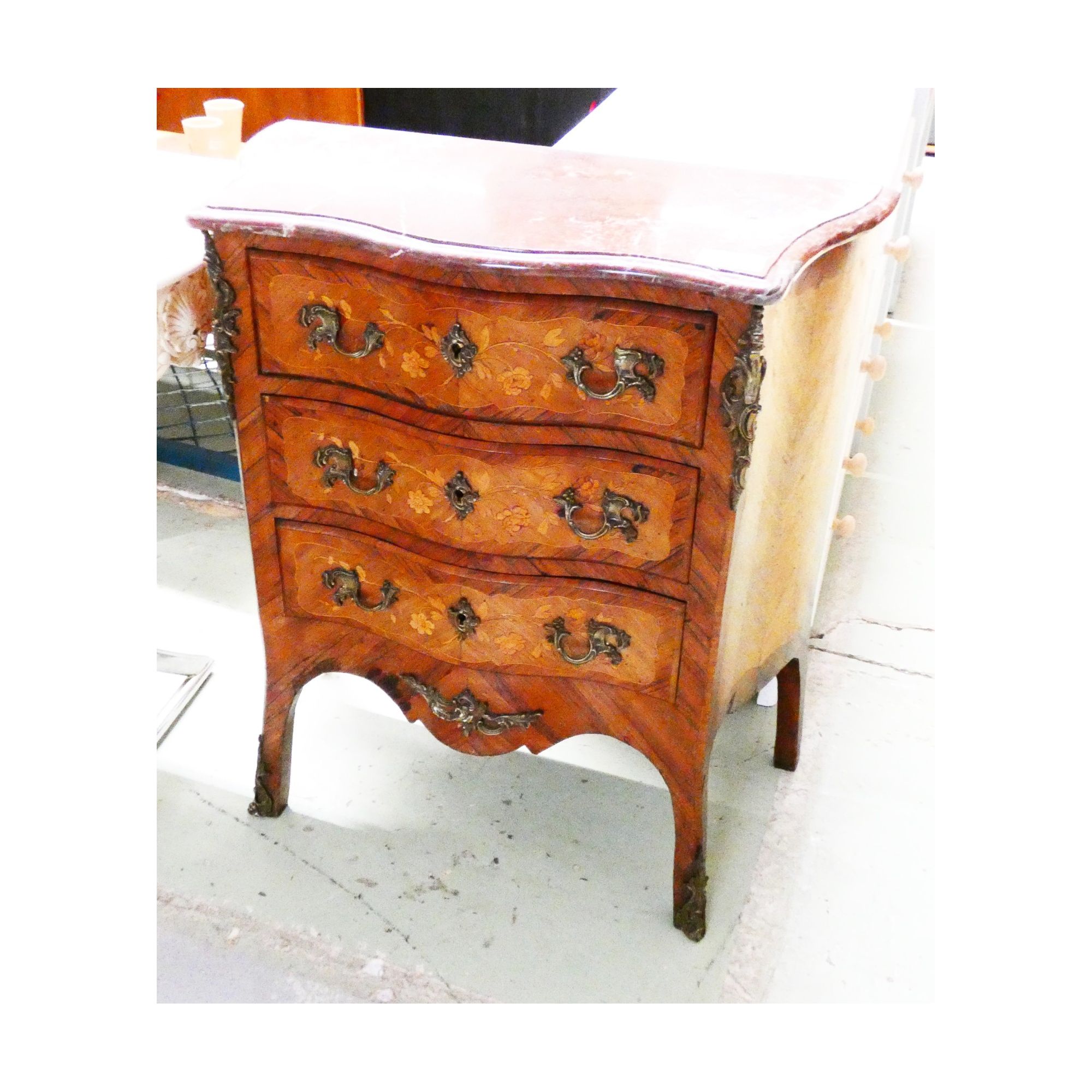 Petite Commode en Placage avec 3 Tiroirs Dessus Marbre Petite Commode en Placage avec 3 Tiroirs Dessus Marbre