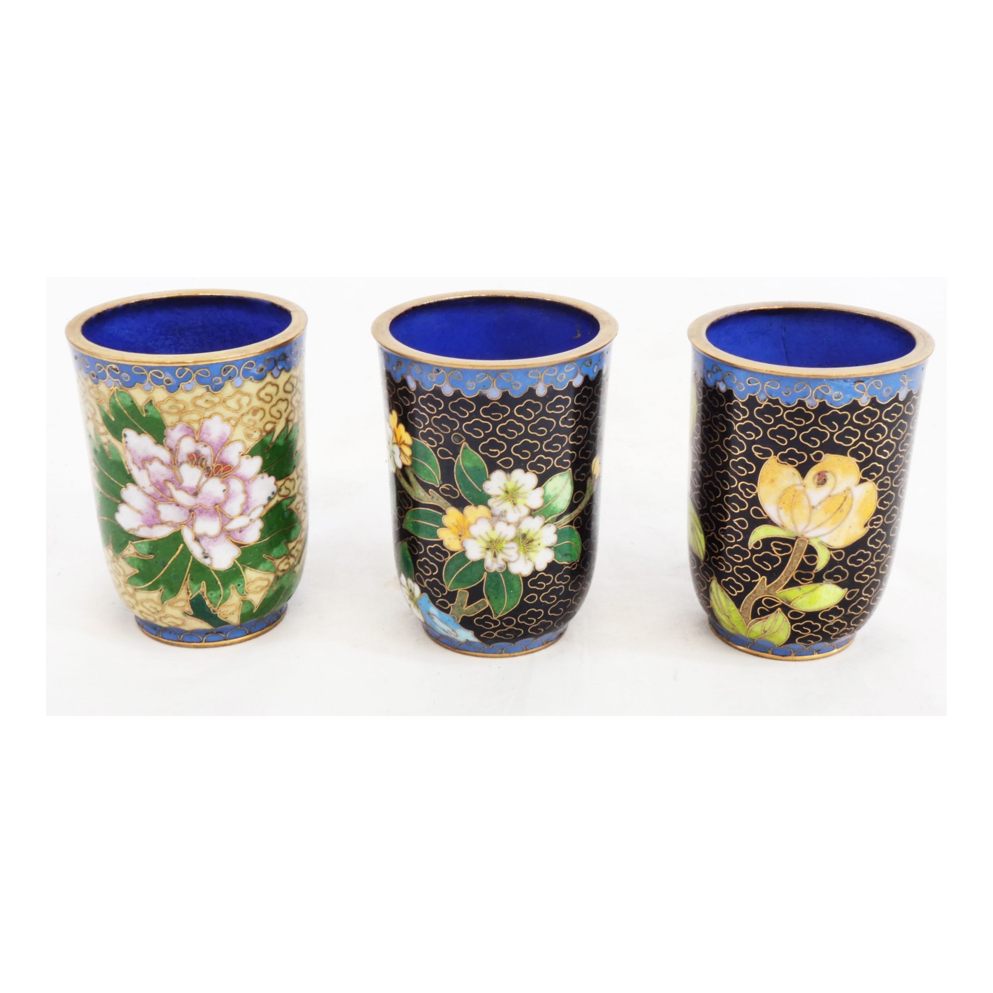 3 Petits Gobelets Cloisonnés Décor Floral 3 Petits Gobelets Cloisonnés Décor Floral