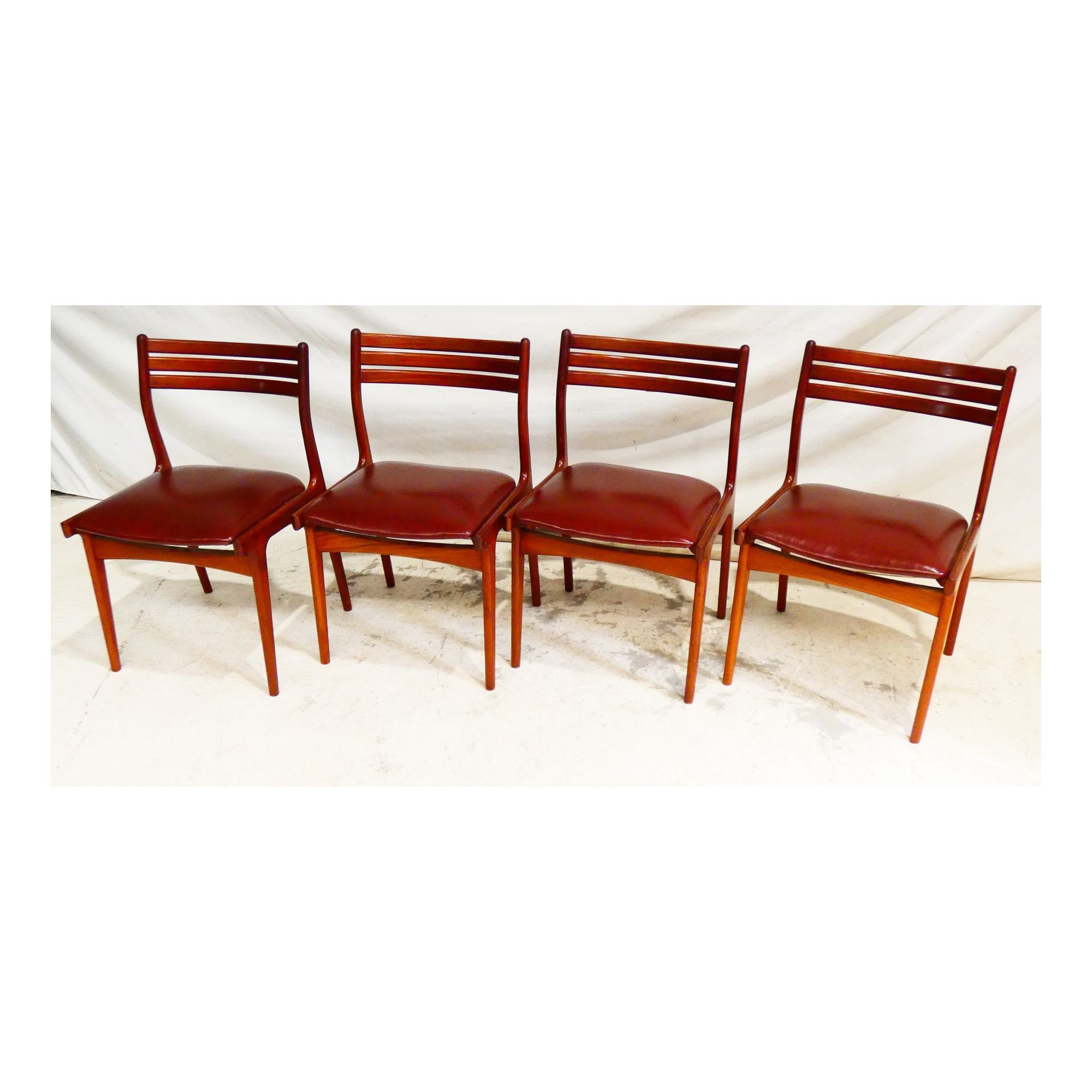 Set of 4 SAMCOM Chairs Set of 4 SAMCOM Chairs