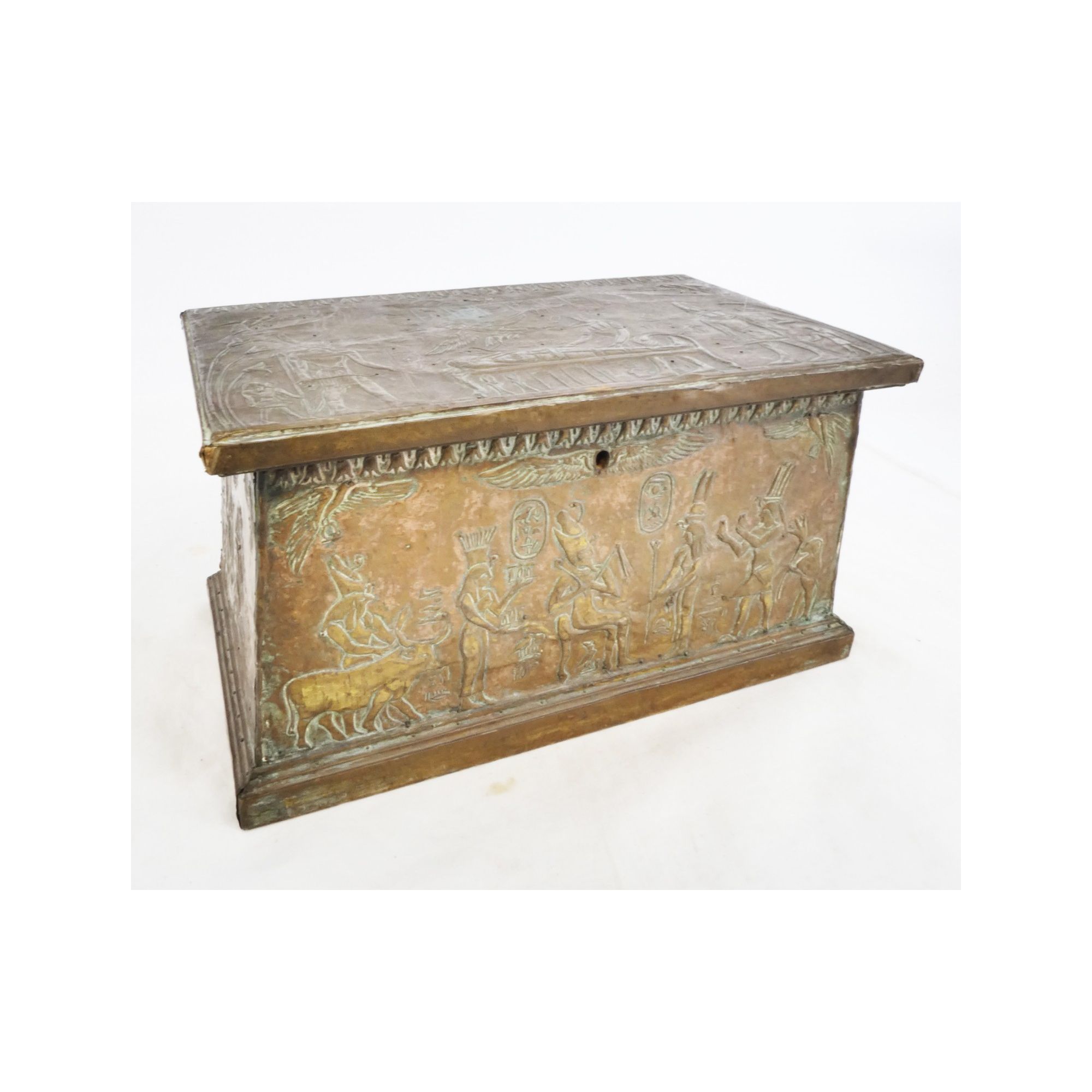 Coffret en Laiton Repoussé Décor Égypte Coffret en Laiton Repoussé Décor Égypte