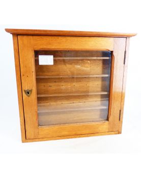 Small wall display in oak 1 door with key
